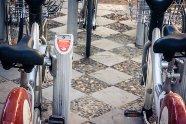 Seville, İspanya, 21 Eylül 2025 Sevilla 'nın tarihi şehir merkezinde, dar, pitoresk caddelerden kiralamak için bisiklet.