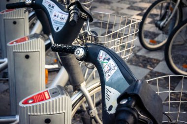 Seville, İspanya, 21 Eylül 2025 Sevilla 'nın tarihi şehir merkezinde, dar, pitoresk caddelerden kiralamak için bisiklet.