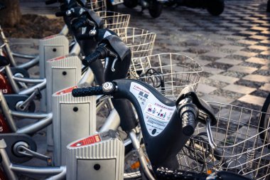 Seville, İspanya, 21 Eylül 2025 Sevilla 'nın tarihi şehir merkezinde, dar, pitoresk caddelerden kiralamak için bisiklet.