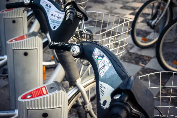 Seville, İspanya, 21 Eylül 2025 Sevilla 'nın tarihi şehir merkezinde, dar, pitoresk caddelerden kiralamak için bisiklet.