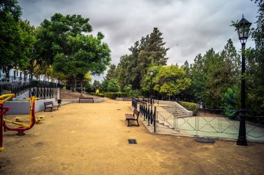 Carmona, İspanya, 28 Eylül 2025 Sokaklar ve Carmona şehir merkezindeki tarihi bölgedeki binaların cepheleri.