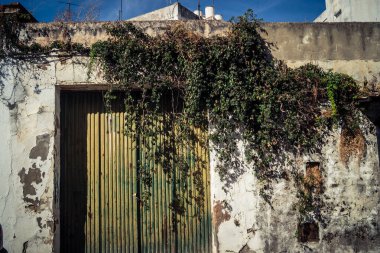 Carmona, İspanya, 28 Eylül 2025 Sokaklar ve Carmona şehir merkezindeki tarihi bölgedeki binaların cepheleri.