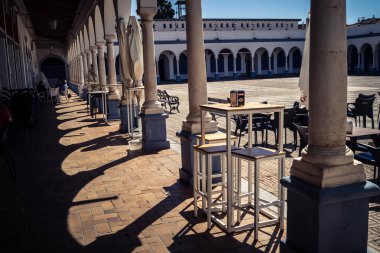 Carmona, İspanya, 28 Eylül 2025 Sokaklar ve Carmona şehir merkezindeki tarihi bölgedeki binaların cepheleri.