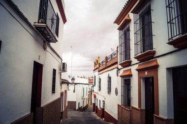 Carmona, İspanya, 28 Eylül 2025 Sokaklar ve Carmona şehir merkezindeki tarihi bölgedeki binaların cepheleri.