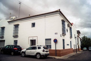 Carmona, İspanya, 28 Eylül 2025 Sokaklar ve Carmona şehir merkezindeki tarihi bölgedeki binaların cepheleri.