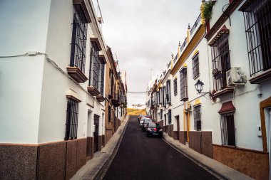 Carmona, İspanya, 28 Eylül 2025 Sokaklar ve Carmona şehir merkezindeki tarihi bölgedeki binaların cepheleri.