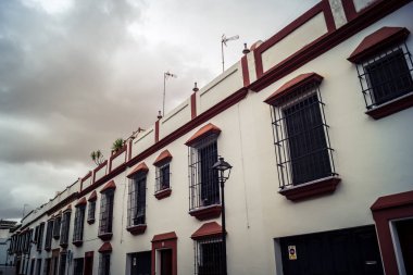 Carmona, İspanya, 28 Eylül 2025 Sokaklar ve Carmona şehir merkezindeki tarihi bölgedeki binaların cepheleri.