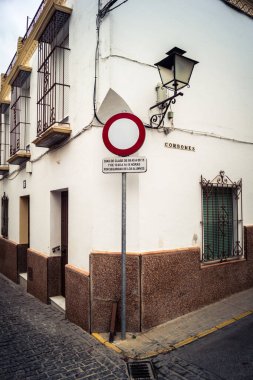 Carmona, İspanya, 28 Eylül 2025 Sokaklar ve Carmona şehir merkezindeki tarihi bölgedeki binaların cepheleri.