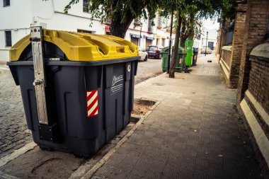 Carmona, İspanya, 28 Eylül 2025 Sokaklar ve Carmona şehir merkezindeki tarihi bölgedeki binaların cepheleri.