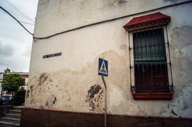 Carmona, İspanya, 28 Eylül 2025 Sokaklar ve Carmona şehir merkezindeki tarihi bölgedeki binaların cepheleri.