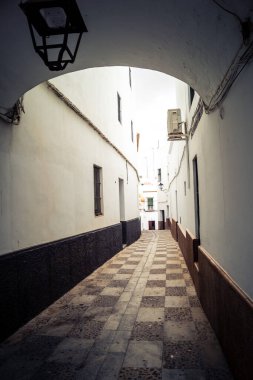 Carmona, İspanya, 28 Eylül 2025 Sokaklar ve Carmona şehir merkezindeki tarihi bölgedeki binaların cepheleri.