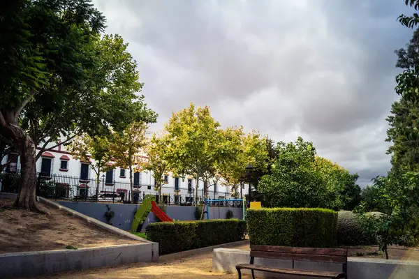 Carmona, İspanya, 28 Eylül 2025 Sokaklar ve Carmona şehir merkezindeki tarihi bölgedeki binaların cepheleri.