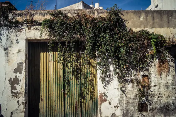 Carmona, İspanya, 28 Eylül 2025 Sokaklar ve Carmona şehir merkezindeki tarihi bölgedeki binaların cepheleri.