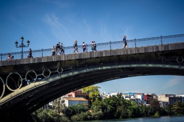 Seville, İspanya, 28 Eylül 2025 Guadalquivir Nehri Seville şehrinden akıyor..