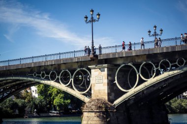 Seville, İspanya, 28 Eylül 2025 Guadalquivir Nehri Seville şehrinden akıyor..