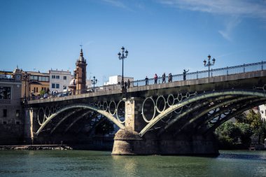 Seville, İspanya, 28 Eylül 2025 Guadalquivir Nehri Seville şehrinden akıyor..