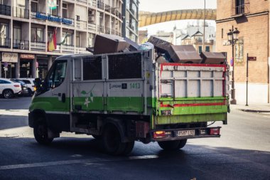 Seville, İspanya, 28 Eylül 2025 Seville şehir merkezindeki tarihi bölgenin sokaklarında çalışan bir temizlikçi..
