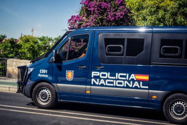 Seville, İspanya, 28 Eylül 2025 Polis arabası Seville 'in tarihi şehir merkezinde dar, pitoresk caddelerden geçiyor..
