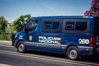 Seville, İspanya, 28 Eylül 2025 Polis arabası Seville 'in tarihi şehir merkezinde dar, pitoresk caddelerden geçiyor..