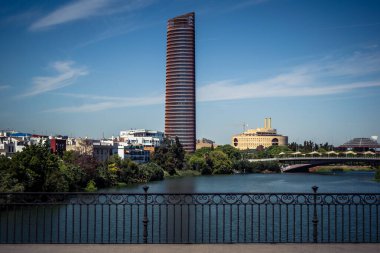 Seville, İspanya, 28 Eylül 2025 Guadalquivir Nehri Seville şehrinden akıyor..