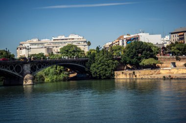 Seville, İspanya, 28 Eylül 2025 Guadalquivir Nehri Seville şehrinden akıyor..