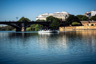 Seville, İspanya, 28 Eylül 2025 Guadalquivir Nehri Seville şehrinden akıyor..