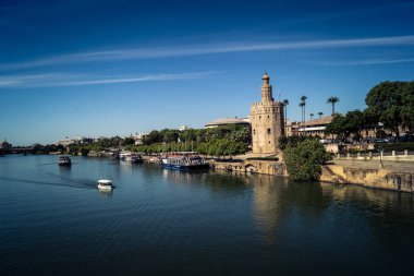 Seville, İspanya, 28 Eylül 2025 Guadalquivir Nehri Seville şehrinden akıyor..