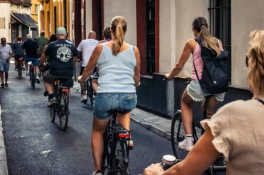 Seville, İspanya, 28 Eylül 2025 Bisikletli Turistler Sevilla şehir merkezinin tarihi bölgesini ziyaret edip dar, pitoresk caddelerde geziniyorlar..