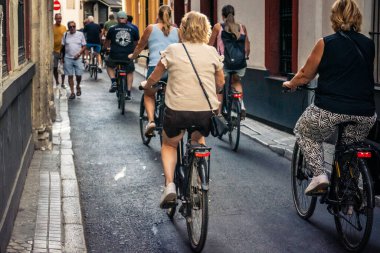 Seville, İspanya, 28 Eylül 2025 Bisikletli Turistler Sevilla şehir merkezinin tarihi bölgesini ziyaret edip dar, pitoresk caddelerde geziniyorlar..