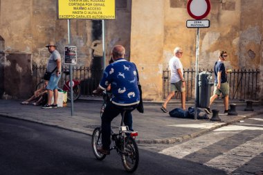 Seville, İspanya, 28 Eylül 2025 Bisikletli Turistler Sevilla şehir merkezinin tarihi bölgesini ziyaret edip dar, pitoresk caddelerde geziniyorlar..