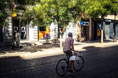 Seville, İspanya, 28 Eylül 2025 Bisikletli Turistler Sevilla şehir merkezinin tarihi bölgesini ziyaret edip dar, pitoresk caddelerde geziniyorlar..