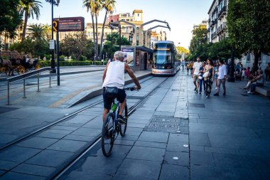 Seville, İspanya, 28 Eylül 2025 Bisikletli Turistler Sevilla şehir merkezinin tarihi bölgesini ziyaret edip dar, pitoresk caddelerde geziniyorlar..