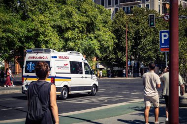 Carmona, İspanya, 30 Eylül 2025 Güney İspanya 'da Carmona sokaklarında ambulans.