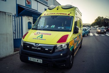 Carmona, İspanya, 30 Eylül 2025 Güney İspanya 'da Carmona sokaklarında ambulans.