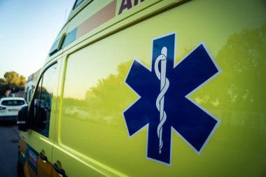 Carmona, İspanya, 30 Eylül 2025 Güney İspanya 'da Carmona sokaklarında ambulans.