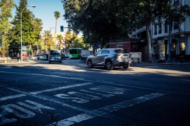 Cordoba, İspanya, 2 Ekim 2025 Güney İspanya, Cordoba 'da araba trafiği. Bu ulaşım aracı, tarihi merkezin dar ve dolambaçlı sokaklarına uygun değil..