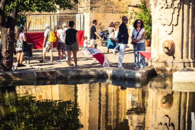 Cordoba, İspanya, 2 Ekim 2025. Turistler Cordoba Camii Katedrali 'ni ziyaret ediyorlar. Eski camii nedeniyle resmi olarak 