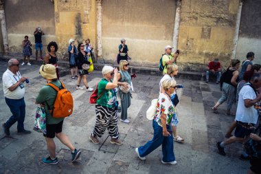 Cordoba, İspanya, 2 Ekim 2025. Turistler Cordoba Camii Katedrali 'ni ziyaret ediyorlar. Eski camii nedeniyle resmi olarak 