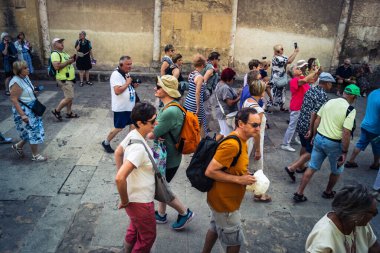 Cordoba, İspanya, 2 Ekim 2025. Turistler Cordoba Camii Katedrali 'ni ziyaret ediyorlar. Eski camii nedeniyle resmi olarak 