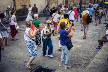 Cordoba, İspanya, 2 Ekim 2025. Turistler Cordoba Camii Katedrali 'ni ziyaret ediyorlar. Eski camii nedeniyle resmi olarak 