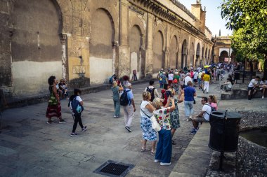 Cordoba, İspanya, 2 Ekim 2025. Turistler Cordoba Camii Katedrali 'ni ziyaret ediyorlar. Eski camii nedeniyle resmi olarak 