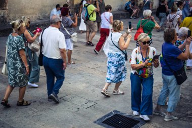 Cordoba, İspanya, 2 Ekim 2025. Turistler Cordoba Camii Katedrali 'ni ziyaret ediyorlar. Eski camii nedeniyle resmi olarak 