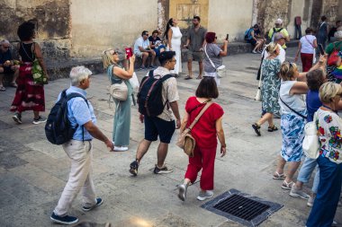 Cordoba, İspanya, 2 Ekim 2025. Turistler Cordoba Camii Katedrali 'ni ziyaret ediyorlar. Eski camii nedeniyle resmi olarak 