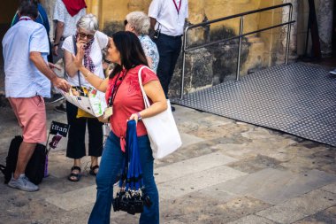 Cordoba, İspanya, 2 Ekim 2025. Turistler Cordoba Camii Katedrali 'ni ziyaret ediyorlar. Eski camii nedeniyle resmi olarak 