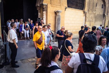 Cordoba, İspanya, 2 Ekim 2025. Turistler Cordoba Camii Katedrali 'ni ziyaret ediyorlar. Eski camii nedeniyle resmi olarak 