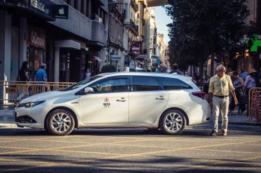 Cordoba, İspanya, 2 Ekim 2025 Taxis, Cordoba 'nın tarihi şehir merkezinde dar ve pitoresk caddelerden geçiyor. Taksiler Cordoba 'da en popüler ulaşım araçlarından biridir..