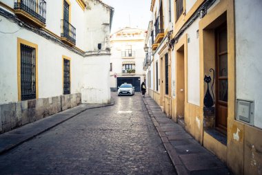 Cordoba, İspanya, 2 Ekim 2025 Taxis, Cordoba 'nın tarihi şehir merkezinde dar ve pitoresk caddelerden geçiyor. Taksiler Cordoba 'da en popüler ulaşım araçlarından biridir..
