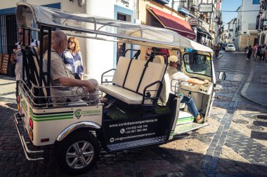 Cordoba, İspanya, 2 Ekim 2025 Taxis, Cordoba 'nın tarihi şehir merkezinde dar ve pitoresk caddelerden geçiyor. Taksiler Cordoba 'da en popüler ulaşım araçlarından biridir..