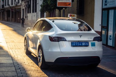 Cordoba, İspanya, 2 Ekim 2025 Taxis, Cordoba 'nın tarihi şehir merkezinde dar ve pitoresk caddelerden geçiyor. Taksiler Cordoba 'da en popüler ulaşım araçlarından biridir..