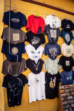 Cordoba, İspanya, 2 Ekim 2025 Cordoba şehir merkezinde bulunan turist hediyelik eşya dükkanı. Bu tür işler, aralarında birçok el yapımı malın da bulunduğu çeşitli yerel zanaatları makul fiyatlara satar..